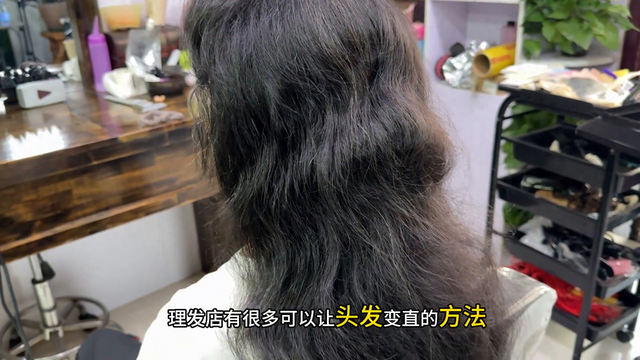 自然卷的头发适合什么发型（自来卷头发怎么变直变顺滑一条视频讲清楚）