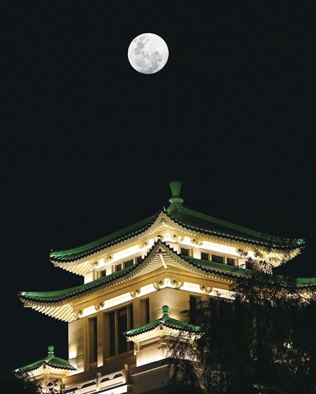 月光与老街的私语