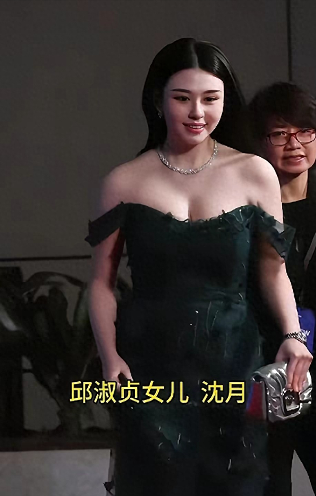 邱淑贞女儿沈月，大骨架好丰满的身材，比妈妈还漂亮，最美星二代