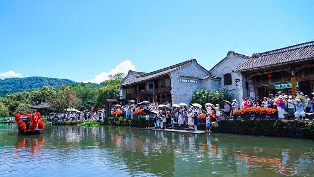 腾冲市：“清凉经济”火热“出圈”