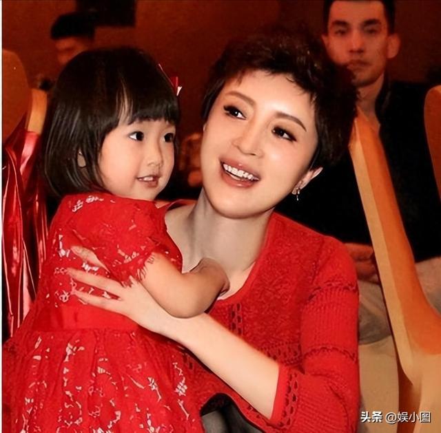 被“影视公司老总”娶走的4位女星	，个个如花似玉，回家当老板娘