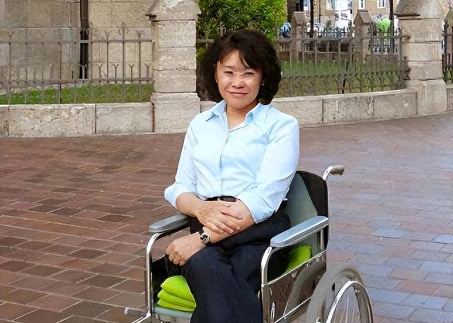 1982 年高材生王佐良娶瘫痪的张海迪，40 年后，才知他是人间清醒