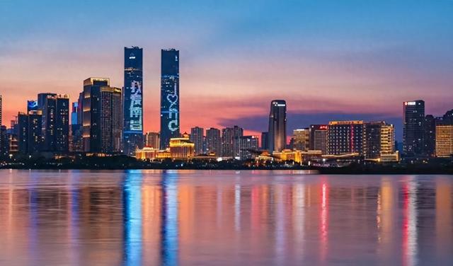 南昌夜韵：灯火中的经济与文化交响