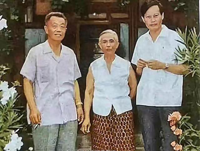 1971年，杨振宁和岳父杜聿明、岳母曹秀清合影，他毕恭毕敬站一旁