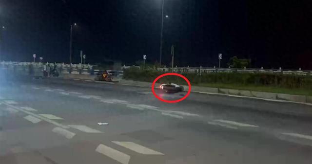 摩托飙车2人死亡后续，女方挂护栏上，身体断多节，更多细节流出