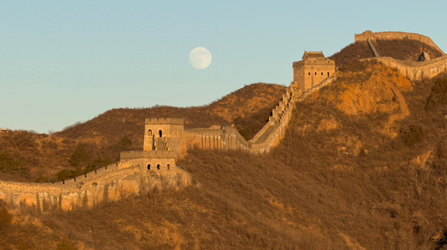 金山岭上，一轮明月照长城