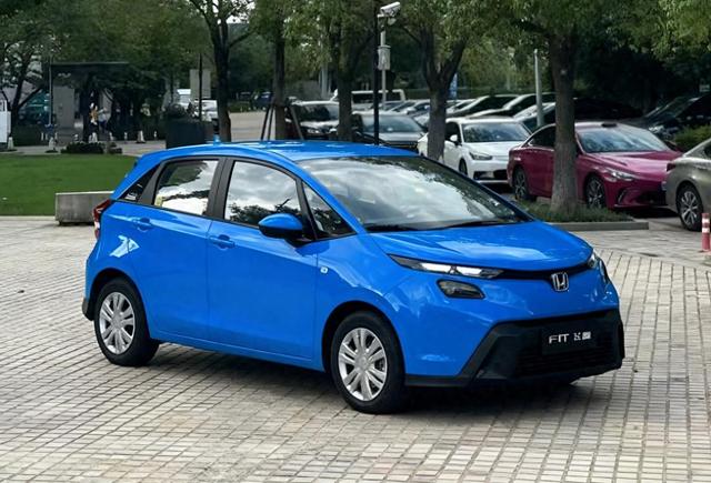 新款本田飞度实车曝光，换装新前脸，外观很前卫时尚，车身加长