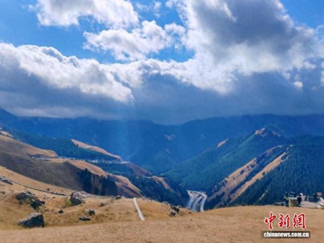 雨后新疆果子沟景区犹如水墨画