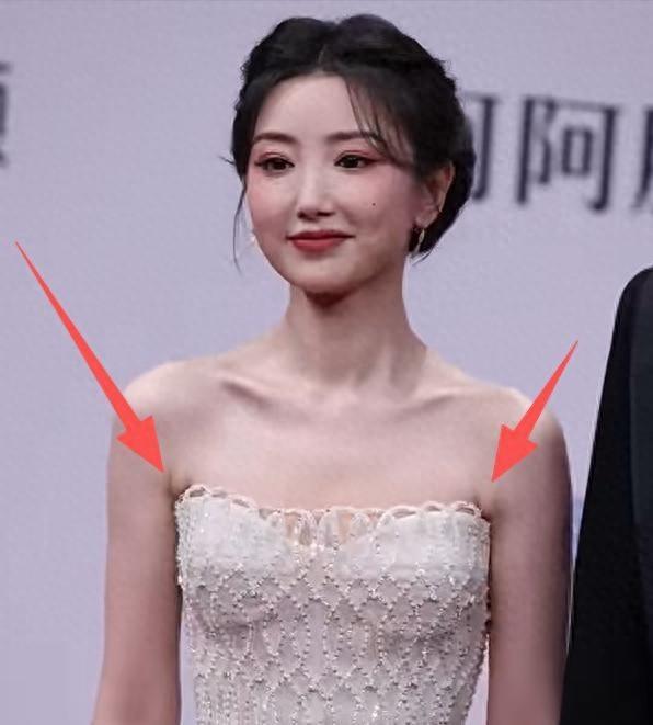 海南红毯好俗，毛晓彤挤出副乳，张萌深V不怕走光，宋茜胸骨凸出