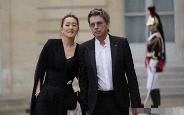 恩爱了6年，76岁的法国老公衰老萎缩，59岁的巩俐正绚烂如花