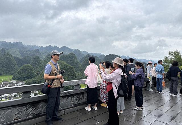 苏州旅行团畅游兴义 盛赞“康养胜地 人文兴义”独特魅力