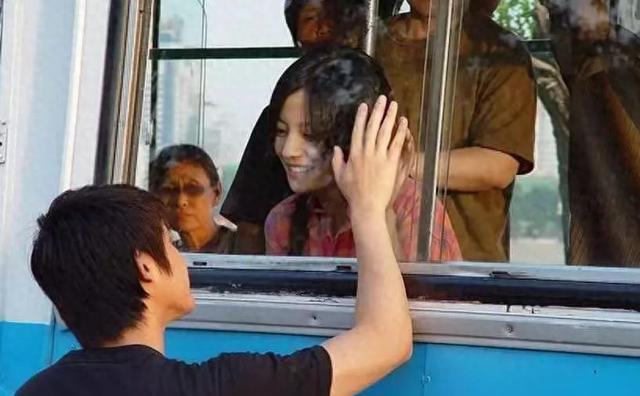 义无反顾嫁给“爱情”的姑妈，成了远近闻名的疯女人|人间