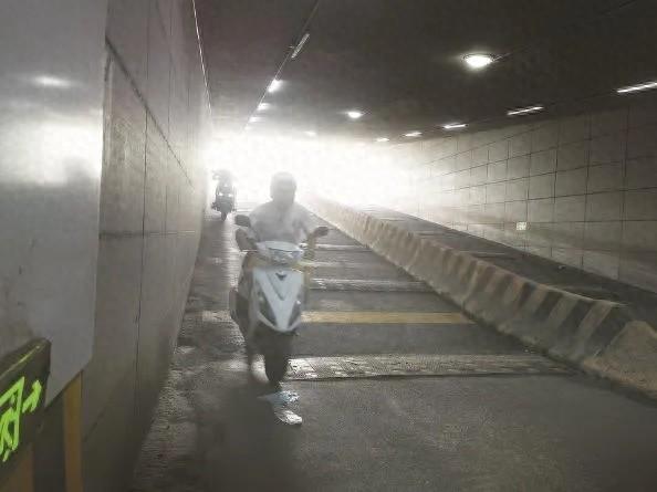 事发上海！58岁女子骑车摔死，女儿质疑：40米有14条合理吗？