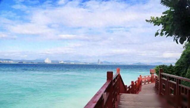 北海人海边晒太阳，三亚游客排队抢票，谁真把海当自家后院？