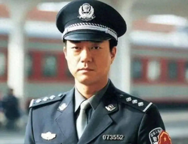 演了一辈子警察，穷得靠老朋友刘丹接济，45岁被嫂子“逼婚”