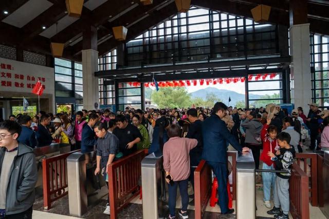 明月山进入秋冬旅游旺季，3000人旅行团畅游山水美景！