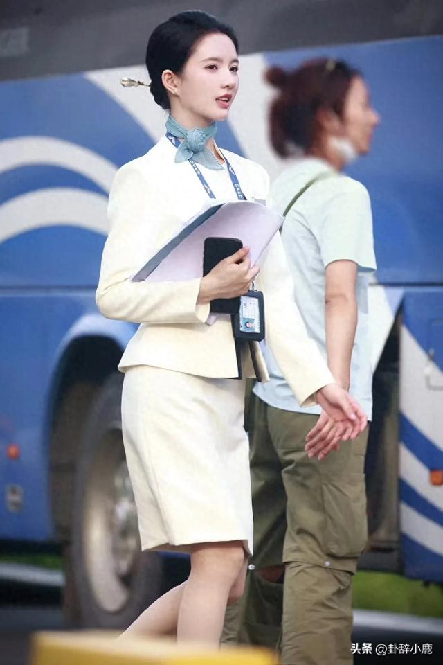 内娱空姐刘些宁，肤白貌美大长腿，堪称最美之一，不接受反驳。