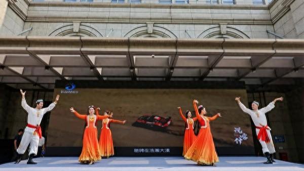 春秋旅游携全球赏秋线路登场，喀什风情、互动好礼点亮金秋