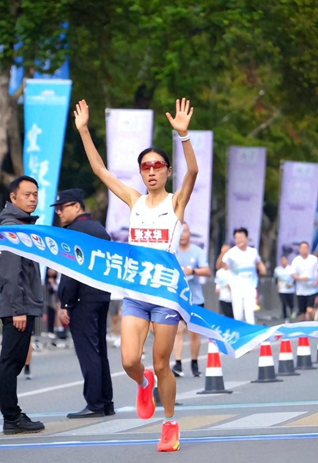 张水华离开医院3天，又一女护士被官媒锐评停职	，男友也难逃其咎