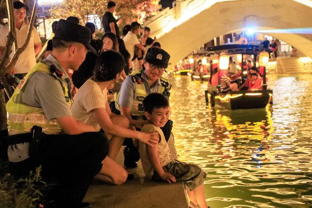 深耕旅游警务 溱洧水城警务室：你打卡我守护让游客平安畅游