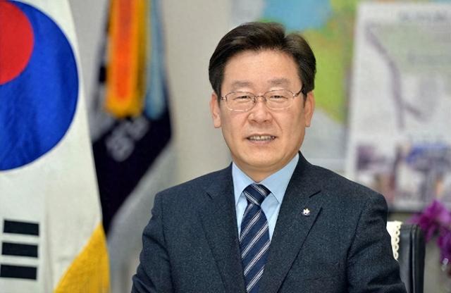 李在明松了一口气，朝鲜领导人给了他最大面子，与韩国人罕见握手，美朝韩或将有机会聚首？