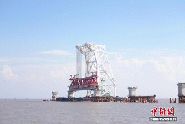浙江海盐：世界最长跨海铁路桥顺利上梁