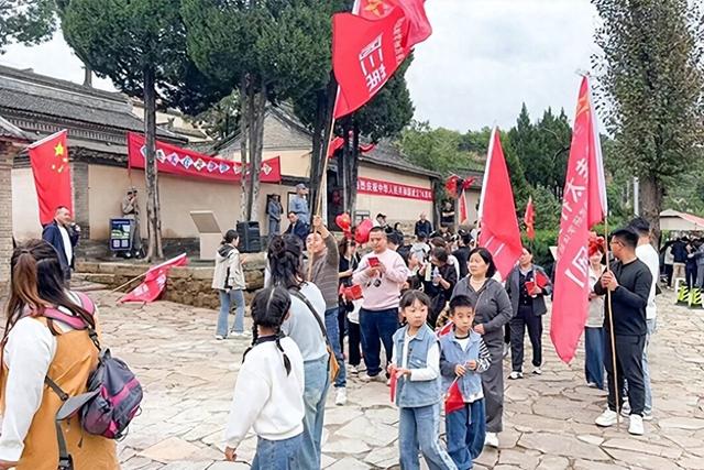 武乡县“重走太行英雄路”沉浸式研学受热捧
