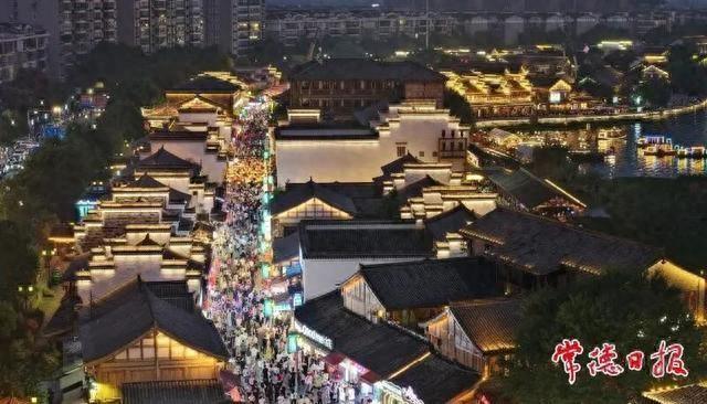 古街非遗藏烟火，一河灯火伴团圆