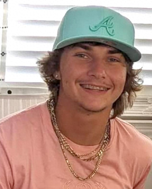 美国25岁卡丁车赛冠军遭入室抢劫，当着未婚妻的面身中多枪身亡