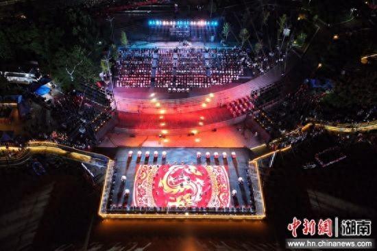 湖南慈利：水上板板龙灯首现 光影交织三维视觉盛宴