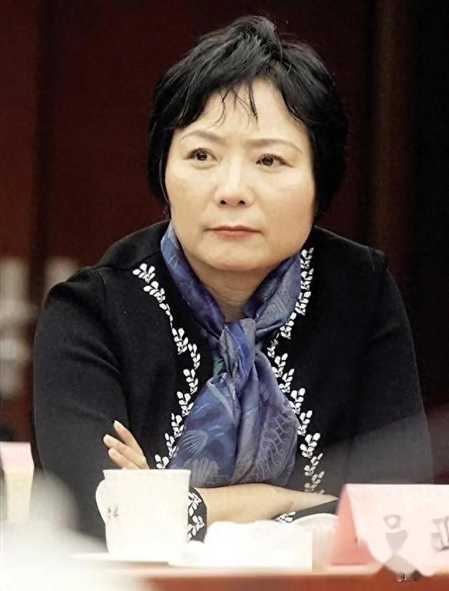 手握11万亩地皮，银行存七百多亿，她才是我国隐形“地产女首富”
