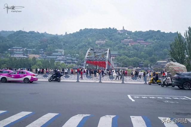 兰州最著名的黄河铁桥,其实是由三个国家合作而建,夜景灯光旖旎