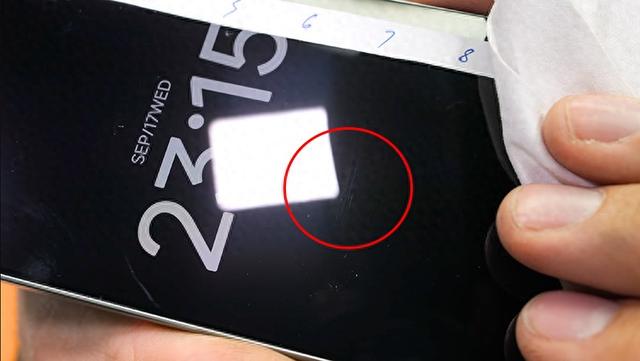 国外博主暴力测试小米17 Pro耐用性，龙晶玻璃挺耐造
