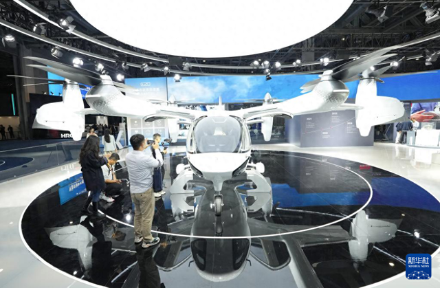 第八届进博会丨在进博会看未来出行多元场景