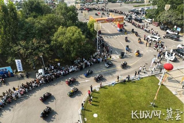 2025中国迁安“滦河1号公路”重机车巡游活动举行
