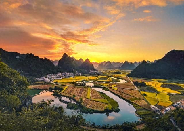 广西秋熟透了！红枫燃林、银杏铺古村，3条路线承包全国颜值巅峰