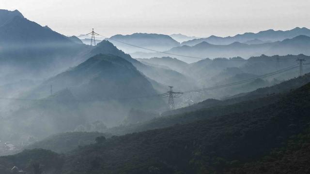 河北遵化：山峦叠嶂，云雾萦绕