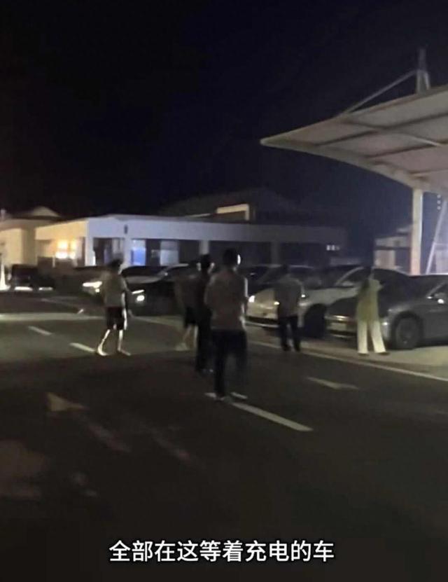 国庆新能源车变"跛脚"？高速充电桩排长队 四小时才充一度电？