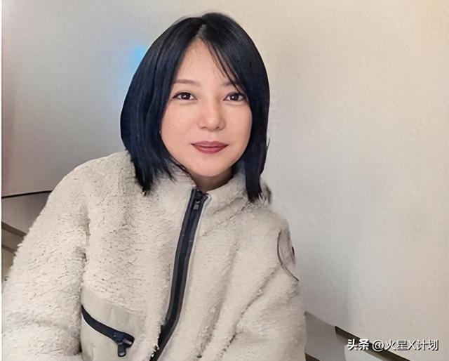 面相又变了! 49岁赵薇广东吃饭又老又凶, 当年的小燕子再也回不去了