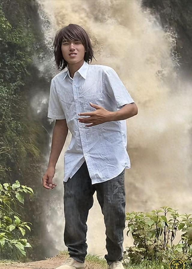 云南男子酷似言承旭，网友：若不是驼背，他可以靠脸吃饭的