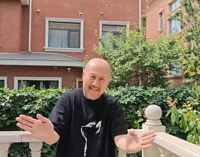 腾格尔回内蒙古住土房，北京别墅藏着秘密，祖宅为何种满菜？