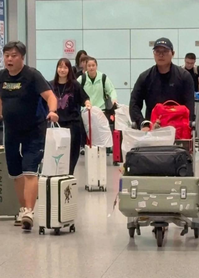 国乒暴雨天落地北京，王楚钦王曼昱等待拿行李。两天后出发瑞典！