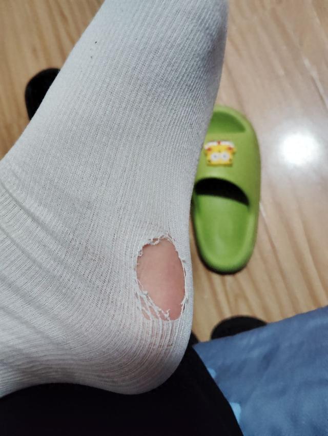 30多年前，袜子破洞被嘲笑，一位头脑聪明的同学退学了，令人遗憾