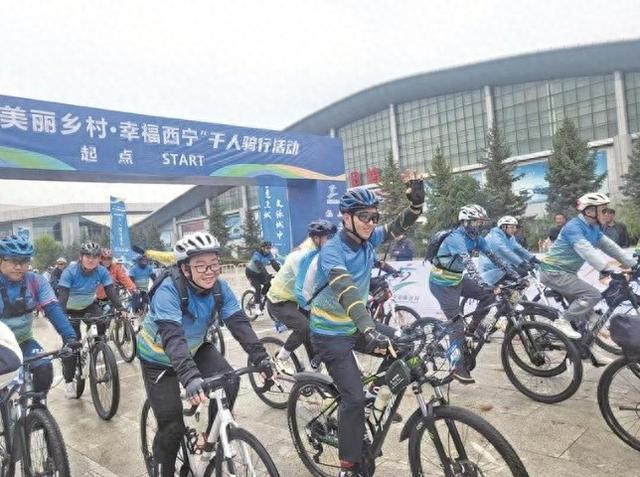 青海西宁市城中区千人骑行开赛 骑手田间赛道竞风采