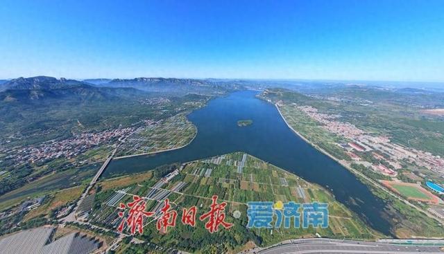 一年四季 泉在济南丨卧虎山水库秋色如画 高空俯瞰美若仙境