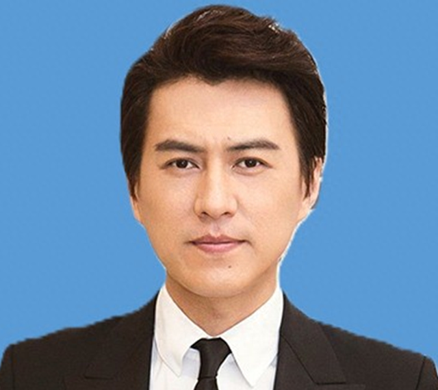 靳东同志个人简历