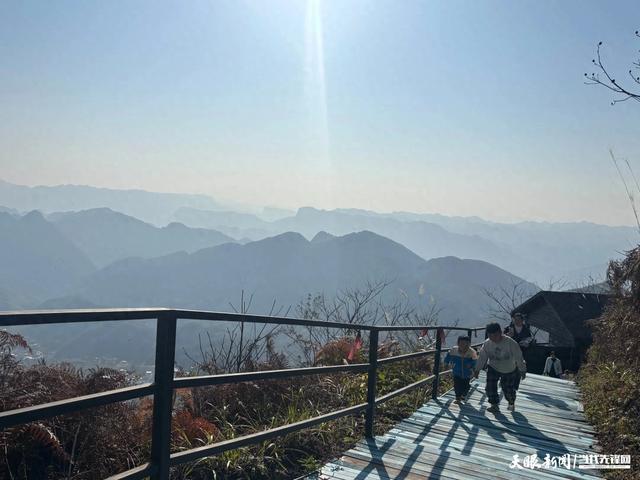 印江：暖阳映翠岭 赏景正当时