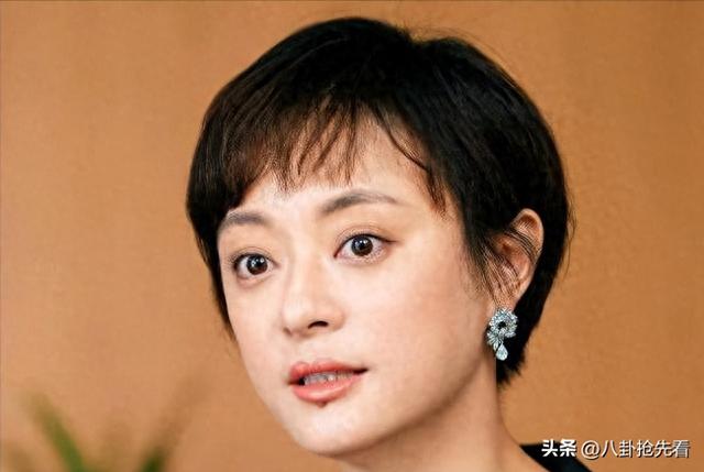 央媒怒批、目不识丁	，这几位德不配位的“文盲”明星，凭啥走红