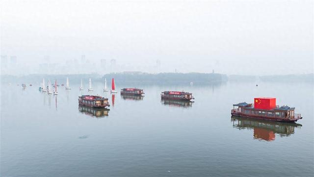 东湖凌波门“千帆竞发”  巨幅国旗迎朝霞