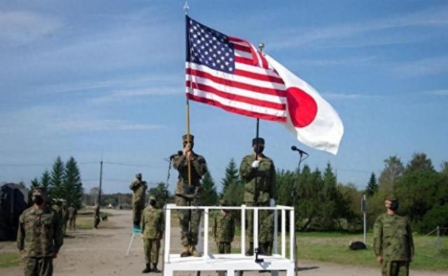 日本军舰闯入中国领海，遭解放军开炮警告？一夜之间，日本网友破大防了！外交部做出回应
